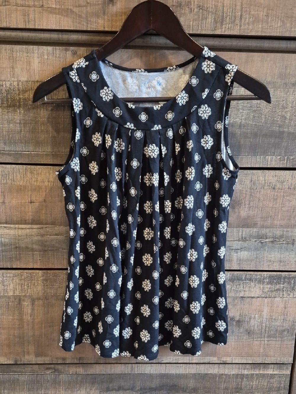 croft & barrow Black Sleeveless Floral Pleated Top